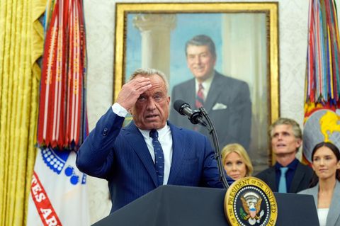 Robert F. Kennedy Jr. steht bei der Vereidigung im Oval Office am Rednerpult