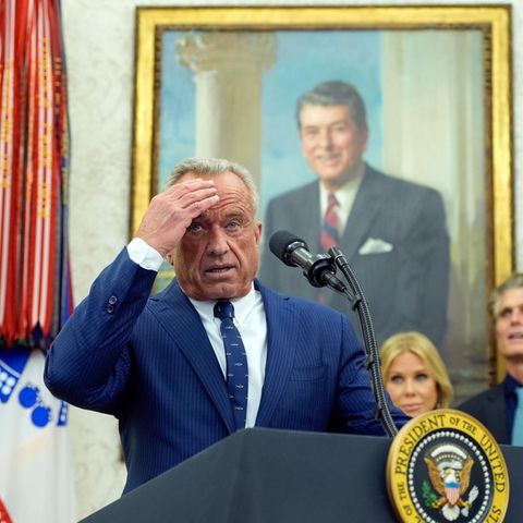 Robert F. Kennedy Jr. steht bei der Vereidigung im Oval Office am Rednerpult