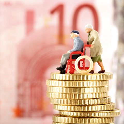 Pflegegeld: Pflegebedürftige Rentner-Figuren auf Geldmünzen