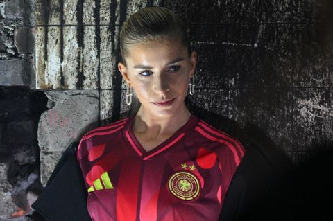 Influencerin Caro Daur trug das neue DFB-Trikot bei der Fashion Week in Berlin