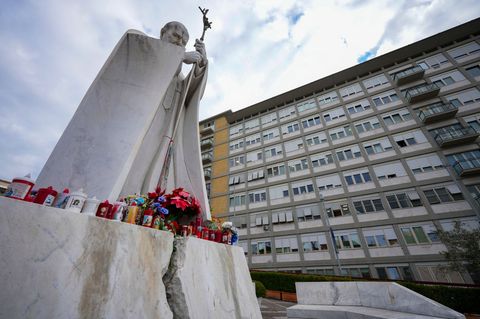 Papst Franziskus muss länger im Gemelli-Krankenhaus bleiben, wo auch schon sein Vorvorgänger Johannes Paul II. behandelt wurde