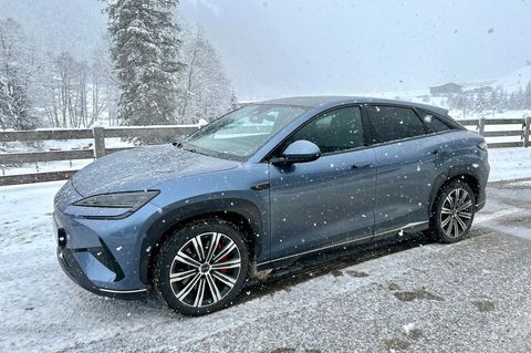 Fahr'n, fahr'n, fahr'n durchs Zillertal: Auf Schnee bewegt sich BYDs Allrad-"Seelöwe" sehr stabil