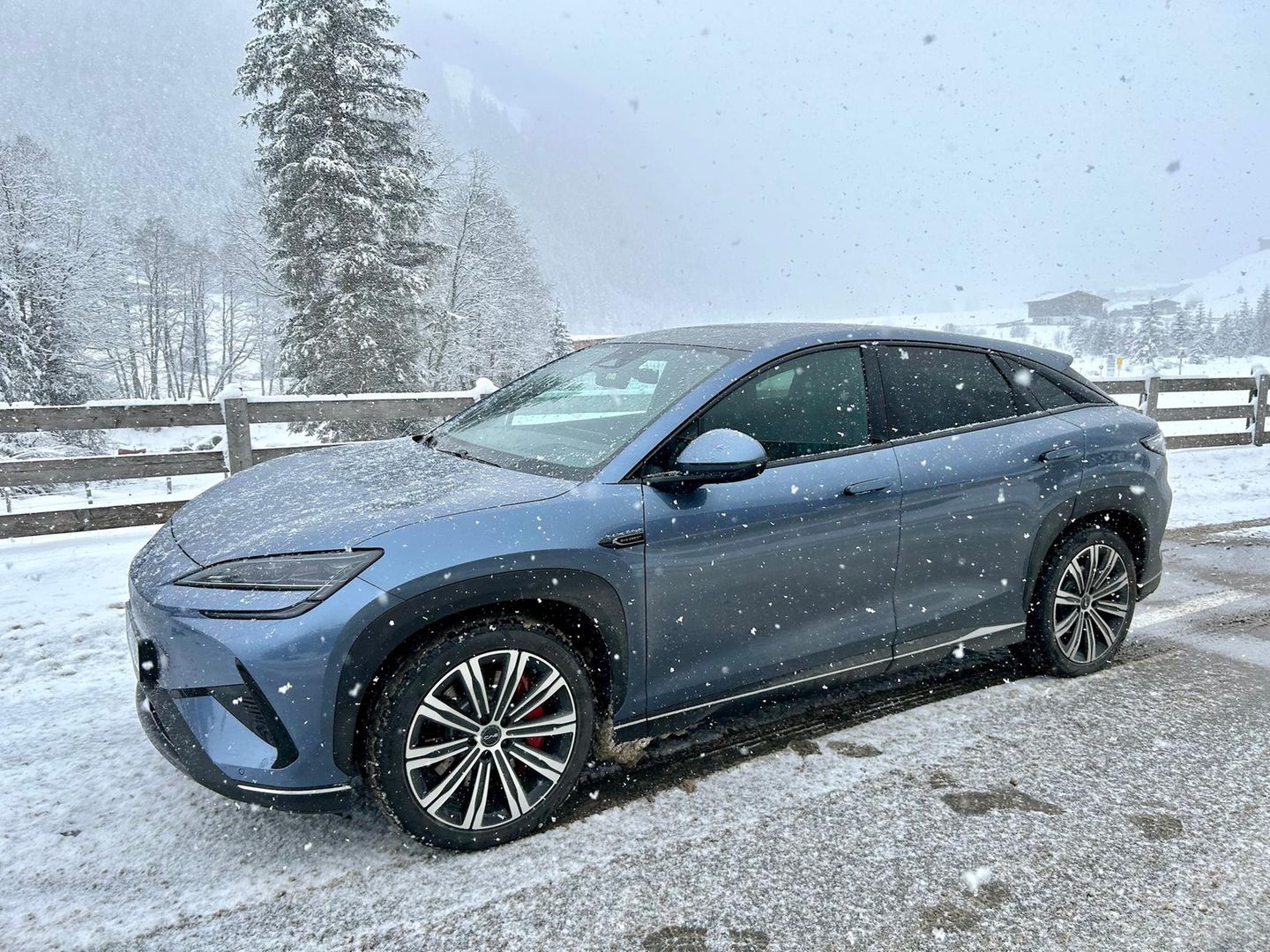 Fahr'n, fahr'n, fahr'n durchs Zillertal: Auf Schnee bewegt sich BYDs Allrad-"Seelöwe" sehr stabil