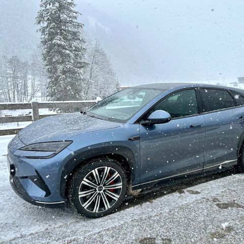 Fahr'n, fahr'n, fahr'n durchs Zillertal: Auf Schnee bewegt sich BYDs Allrad-"Seelöwe" sehr stabil
