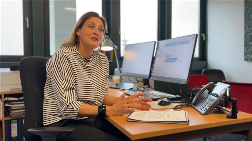 Liebesbetrug: Frau am Schreibtisch