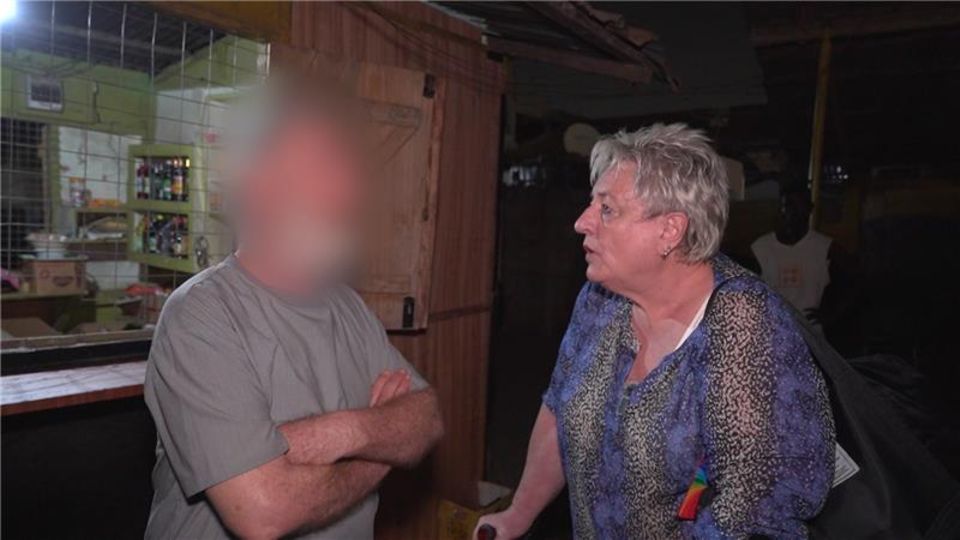 Liebesbetrug: Frau auf Krücken spricht mit Mann verpixelt