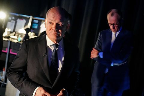 Bundeskanzler Olaf Scholz (SPD, l.) und Unions-Kanzlerkandidat Friedrich Merz (CDU): Wie geht es weiter in der Ukraine?