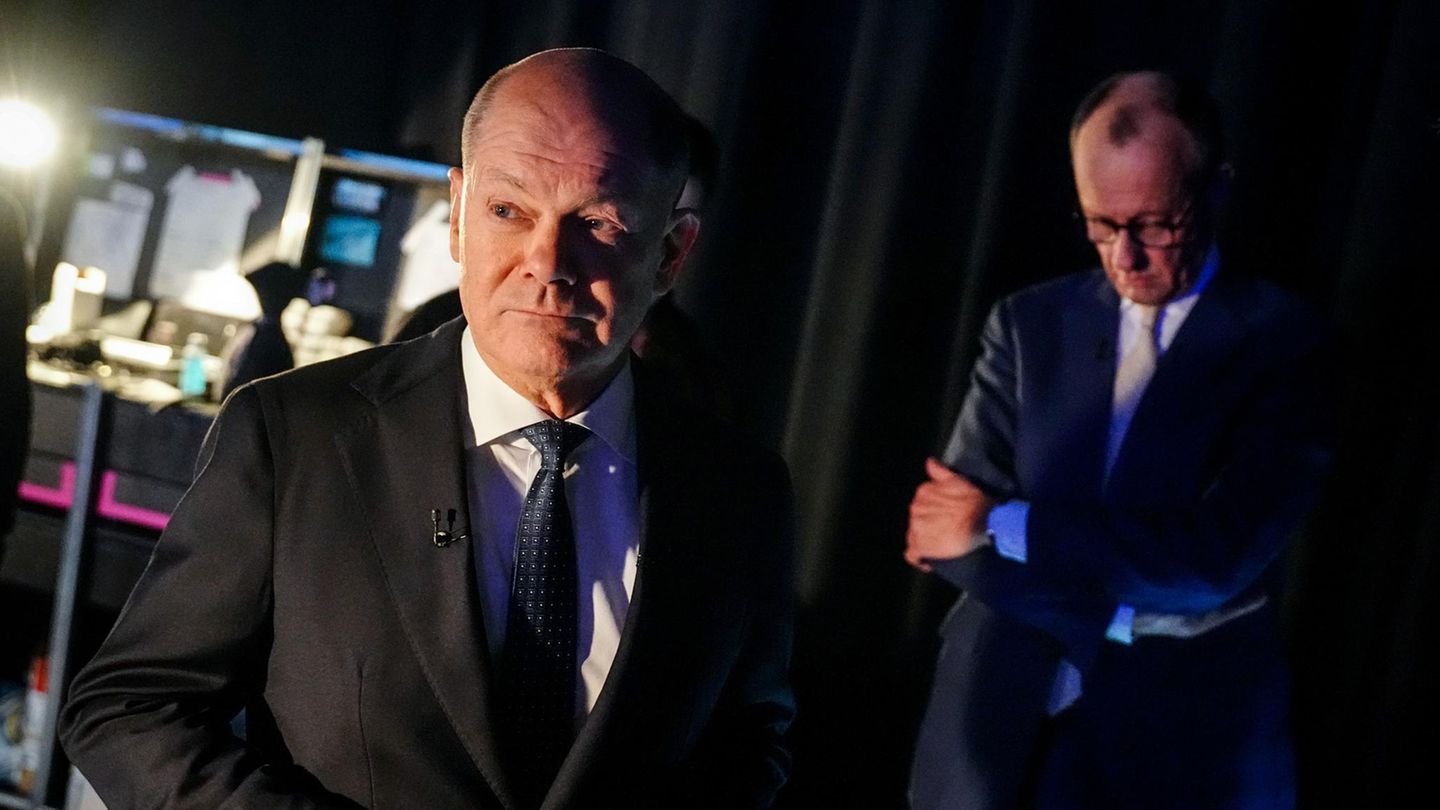 Ukraine-Politik: Olaf Scholz und Friedrich Merz Bundeskanzler Olaf Scholz (SPD, l.) und Unions-Kanzlerkandidat Friedrich Merz (CDU): Wie geht es weiter in der Ukraine?