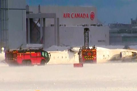 Das Fernseh-Standbild zeigt Rettungskräfte am Toronto Pearson Airport nach der Bruchlandung