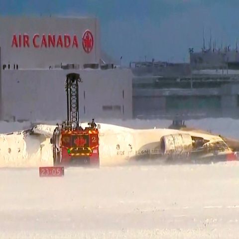 Das Fernseh-Standbild zeigt Rettungskräfte am Toronto Pearson Airport nach der Bruchlandung