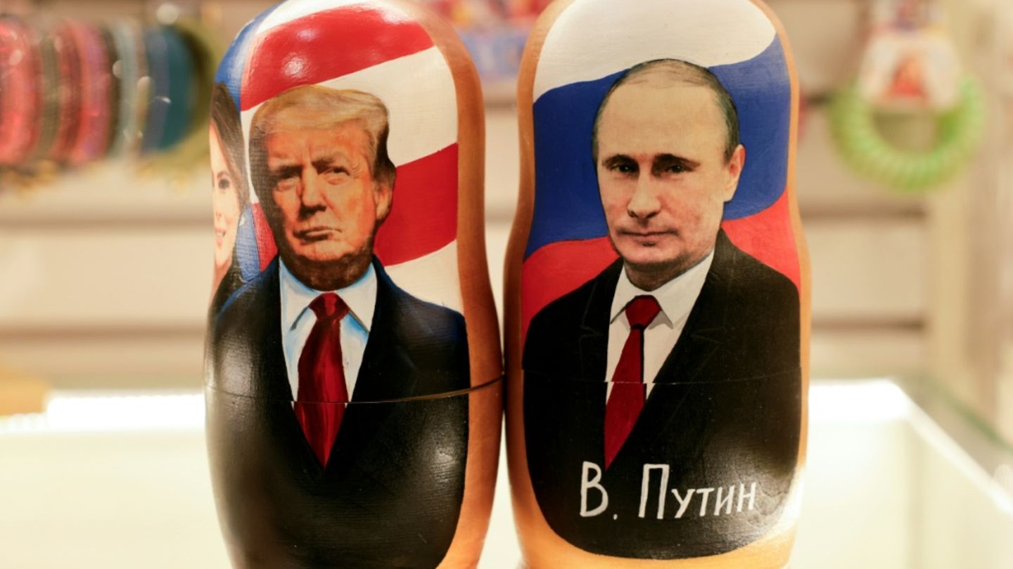 Holzpuppen mit Bildern Trumps und Putins
