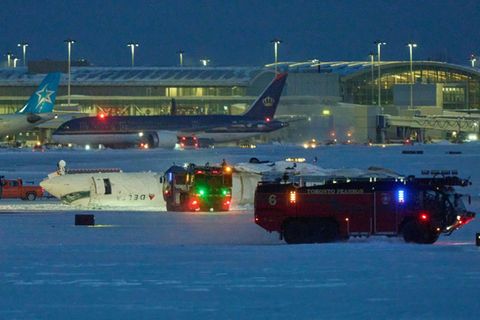 Maschine in Toronto nach der Bruchlandung