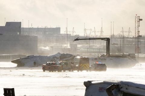 In Toronto landet Flugzeug kopfüber