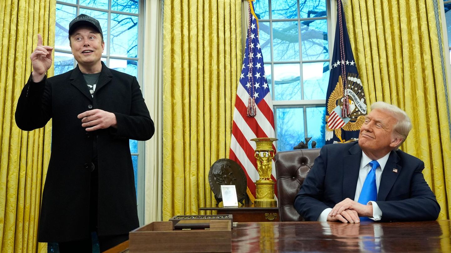 Donald Trump (r.) hört Elon Musk zu