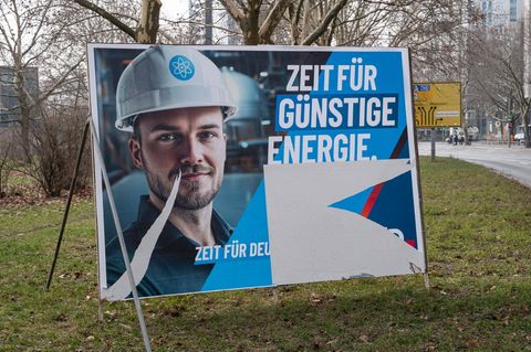 Ein beschädigtes Wahlplakat der AfD bei Berlin