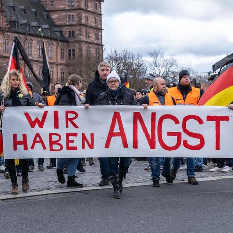 Terror, Gewalttaten, Anschläge: Menschen mit einem Transparent, auf dem "Wir haben Angst" steht