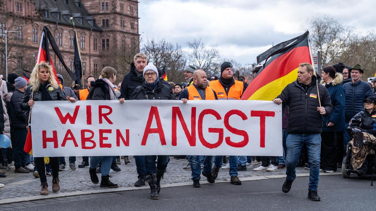 Terror, Gewalttaten, Anschläge: Menschen mit einem Transparent, auf dem "Wir haben Angst" steht