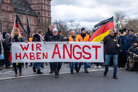 Terror, Gewalttaten, Anschläge: Menschen mit einem Transparent, auf dem "Wir haben Angst" steht