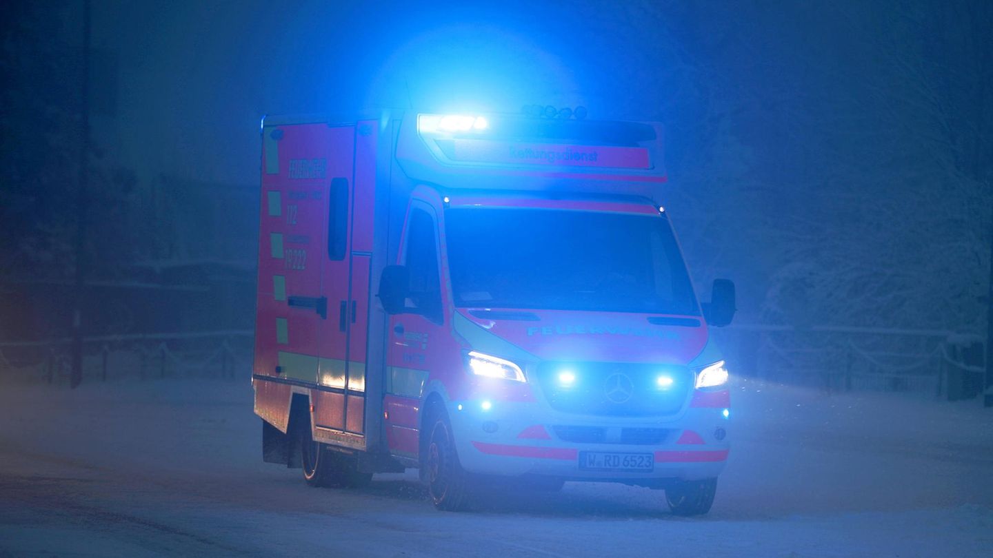 Die Retter konnten nach dem Unfall bei Pewsum nichts mehr für die Eltern tun (Symbolbild)