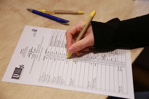 Kind stimmt bei der U18-Wahl ab: Die Linke gewinnt klar
