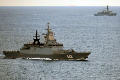 HMS Iron Duke (im Hintergrund) folgt dem russischen Kriegsschiff RFS Stoiky