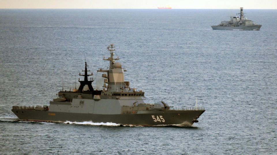 HMS Iron Duke (im Hintergrund) folgt dem russischen Kriegsschiff RFS Stoiky