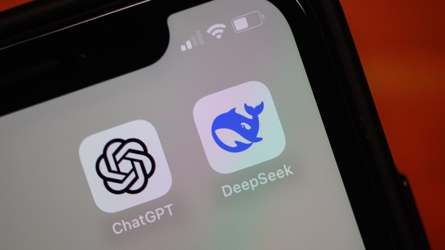 Bundestagswahl: Die App des chinesischen KI-Start-ups DeepSeek (r.) und die App von ChatGPT sind auf einem Smartphone zu sehen