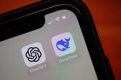 Bundestagswahl: Die App des chinesischen KI-Start-ups DeepSeek (r.) und die App von ChatGPT sind auf einem Smartphone zu sehen