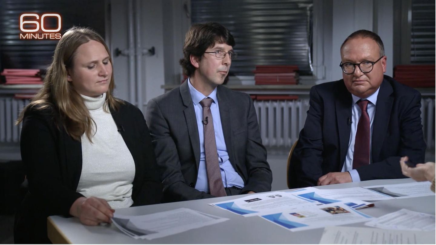 Staatsanwälte Svenja Meininghaus, Matthäus Fink und Frank-Michael Laue (v.l.n.r.) erklären Meinungsfreiheit in Deutschland