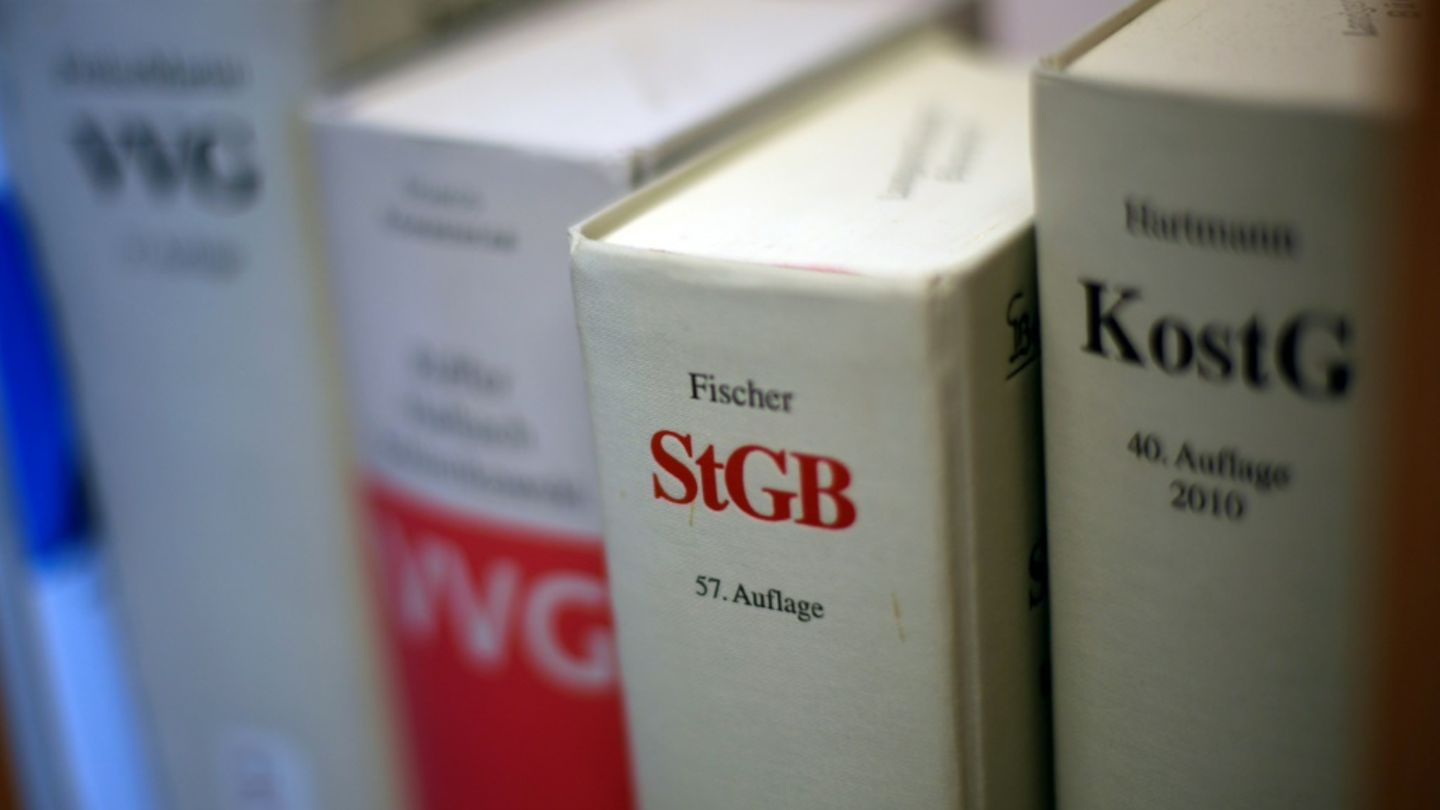 Gesetzestexte in einem Gericht