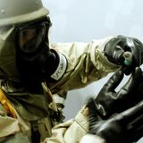 Gift: Ein Soldat bereitet ein die Injektion eines Gegenmittels für Nervenkampfstoffe vor