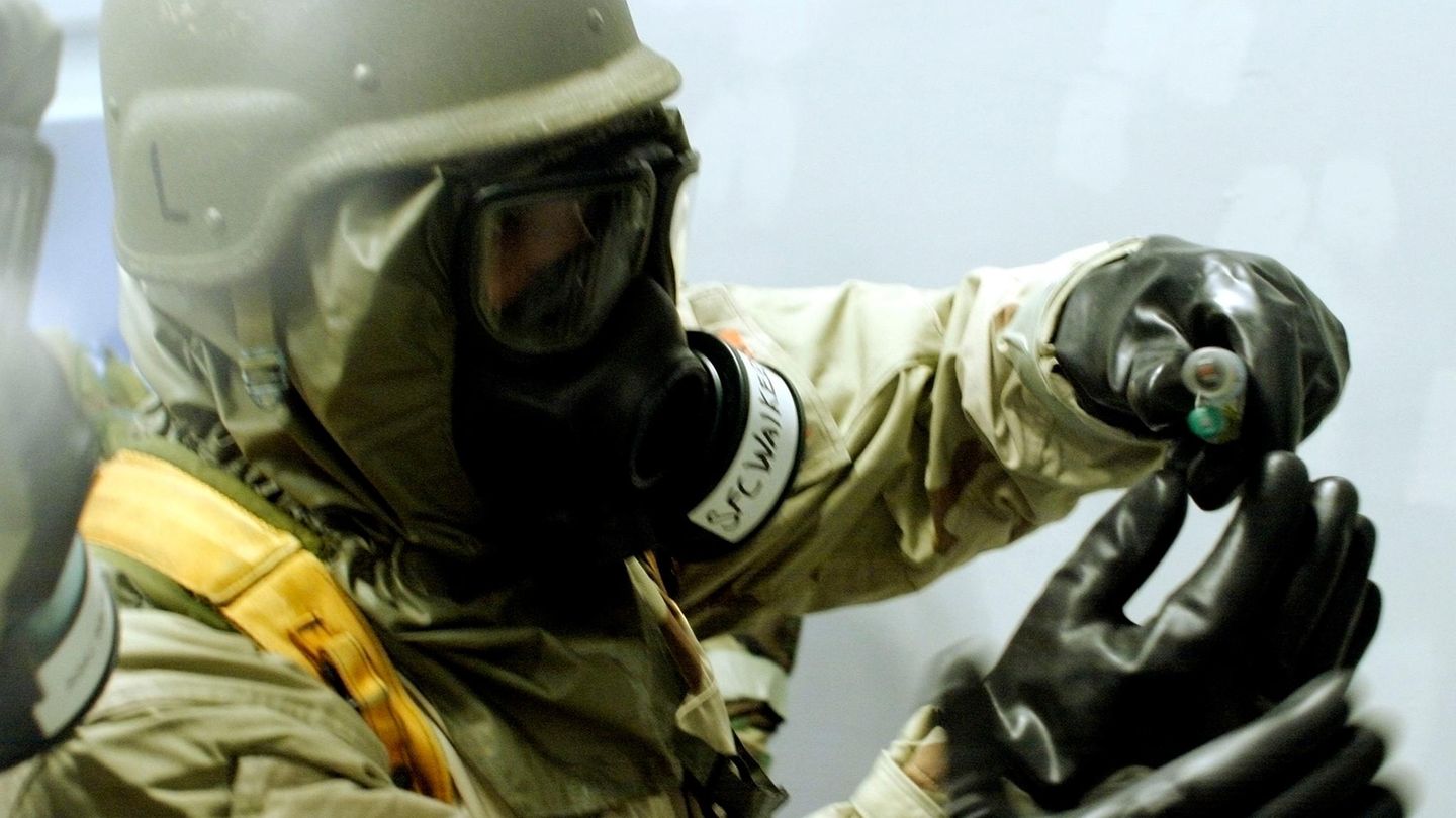Gift: Ein Soldat bereitet ein die Injektion eines Gegenmittels für Nervenkampfstoffe vor