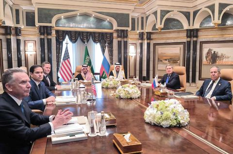 Russlands Außenminister Sergej Lawrow trifft am Dienstag eine US-Delegation in Riad, Saudi-Arabien, um über die Ukraine zu sprechen.