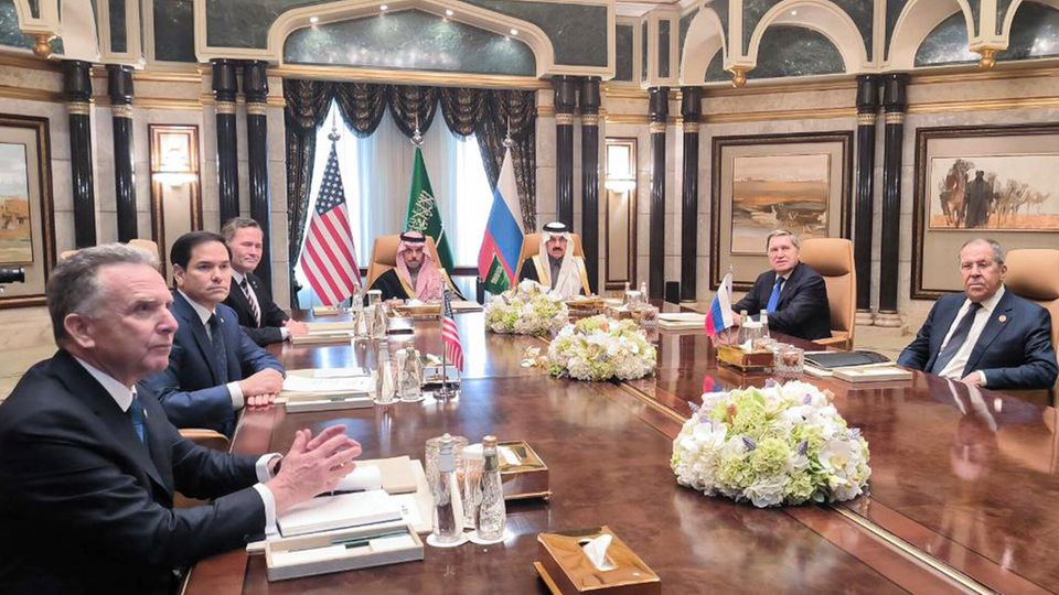 Ukraine-Gipfel in Saudi-Arabien: "Europäer am Verhandlungstisch unerwünscht" Russlands Außenminister Sergej Lawrow trifft am Dienstag eine US-Delegation in Riad, Saudi-Arabien, um über die Ukraine zu sprechen.