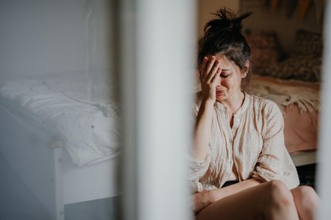Eine Frau trauert. Beziehung