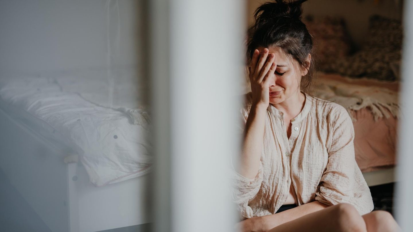 Eine Frau trauert. Beziehung