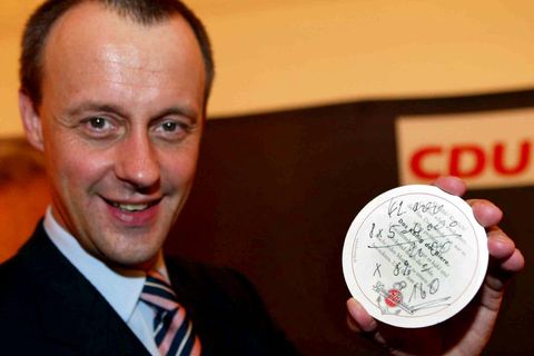 Im Quadrell fiel er Günther Jauch runter, sodass dieser ihn ausnahmsweise ohne Handschuhe aufheben durfte. Was diesen Bierdeckel überhaupt so besonders macht, sehen Sie im Video.