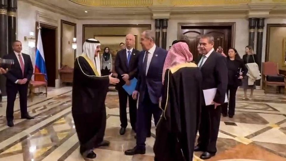 Munz zu Ukraine-Gesprächen: Russland schickt "ganz interessante Persönlichkeit" In Saudi-Arabien treffen Vertreter der USA und Russland aufeinander, um über die Ukraine zu sprechen. Rainer Munz erklärt, warum eine Person besonders interessant ist.