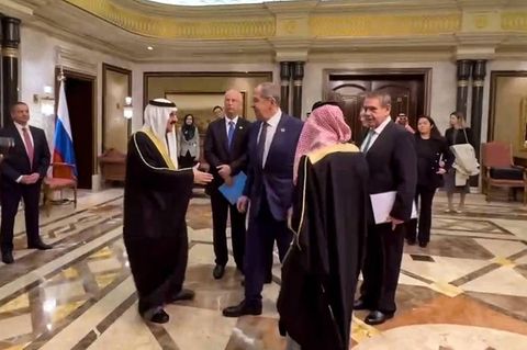 In Saudi-Arabien treffen Vertreter der USA und Russland aufeinander, um über die Ukraine zu sprechen. Rainer Munz erklärt, warum eine Person besonders interessant ist.