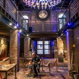 Ein Mann werkelt in der Kirche.