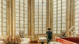 Vom prunkvollen Kloster zur eleganten Herberge Ein Mann staubsaugt im Speisesaal.