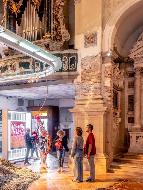 Besucher stehen in einer Ausstellung.