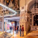 Besucher stehen in einer Ausstellung.