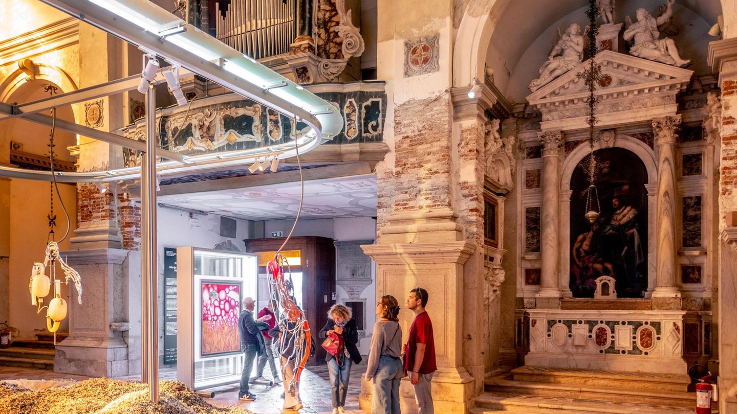 Vom Haus Gottes zum Tempel der Kunst Besucher stehen in einer Ausstellung.