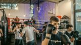 Junge Menschen boxen in der Kirche.