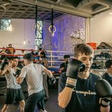 Junge Menschen boxen in der Kirche.
