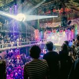 Das Bild zeigt eine Show in einem Konzertsaal.