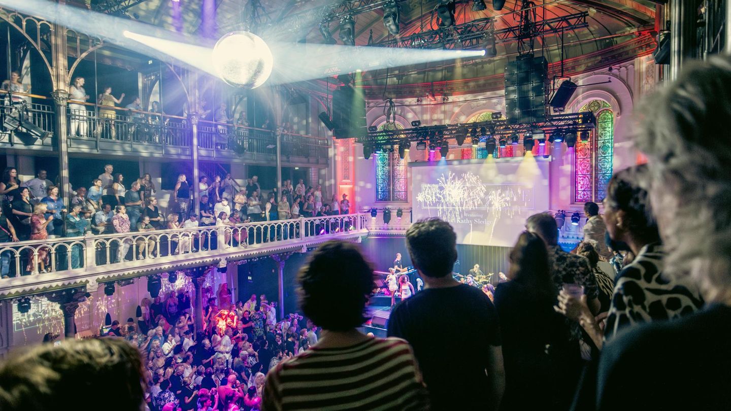 Amsterdams paradiesische Event-Location Das Bild zeigt eine Show in einem Konzertsaal.