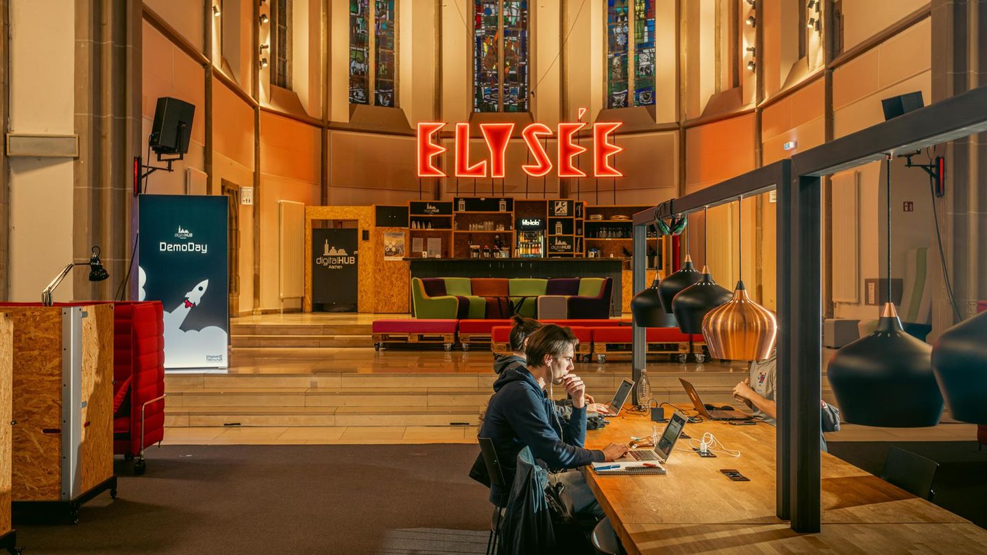 Erst sakral, dann digital Junge Leute arbeiten im Co-Working Space.