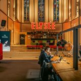 Junge Leute arbeiten im Co-Working Space.